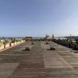 ...raggiungiamo infine la cima dell�edificio per godere di un panorama unico